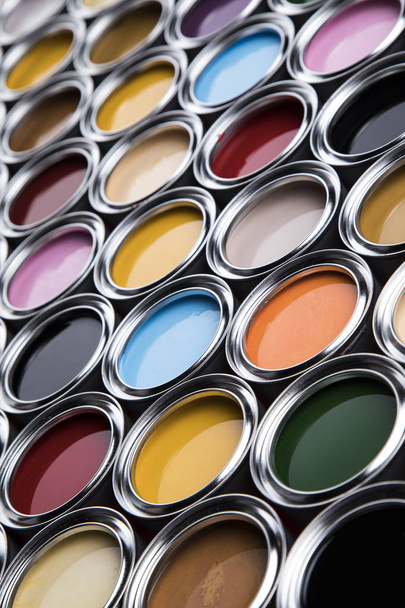 Концептуальна група олов'яних металевих банок з кольоровою фарбою
 - Фото, зображення