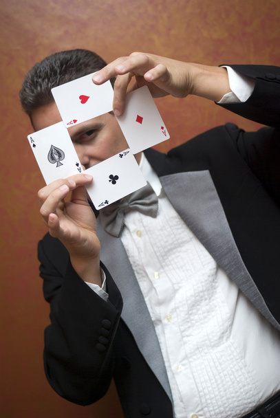 goochelaar uitvoeren met kaarten - Foto, afbeelding