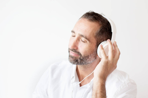 handsome bearded man with headphones - Φωτογραφία, εικόνα