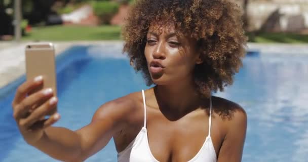 Chica de muecas para selfie en la piscina
 - Imágenes, Vídeo