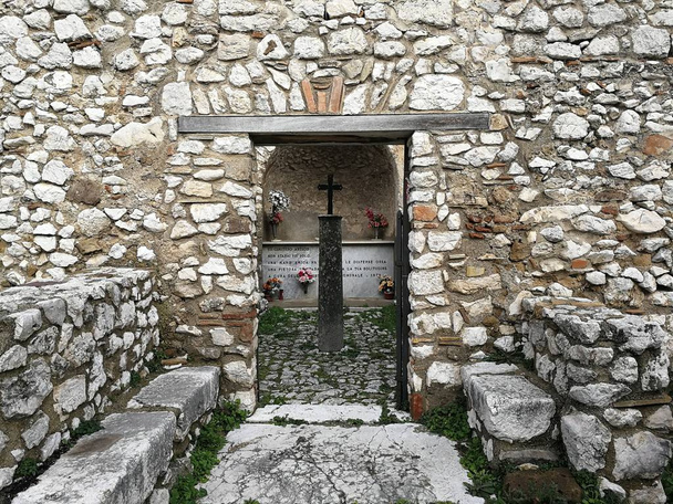 Montesarchio - Entrée de l'église Longobard qui domine le centre historique
 - Photo, image
