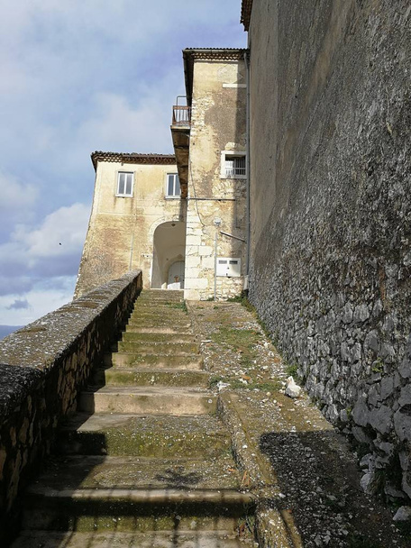 Montesarchio - Escadaria externa para o Convento de Santa Maria delle Grazie com vista para o centro histórico
 - Foto, Imagem