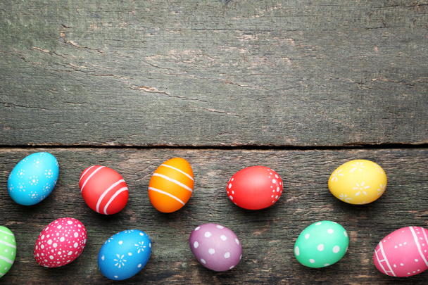Värikäs pääsiäismunia harmaa puinen pöytä
 - Valokuva, kuva