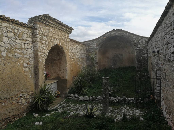 Montesarchio - Interior da igreja Longobard com vista para o centro histórico
 - Foto, Imagem