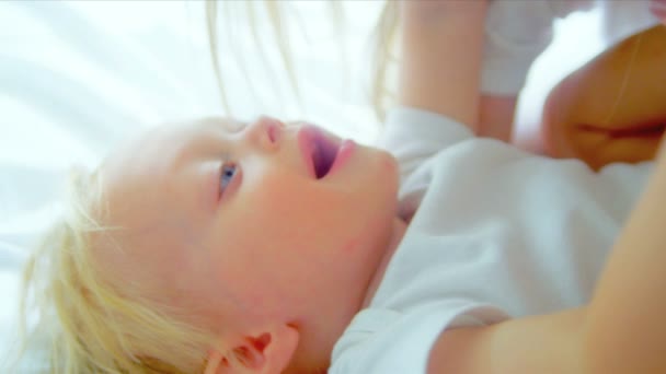 Sarı saçlı bebek kız gülerek anne - Video, Çekim
