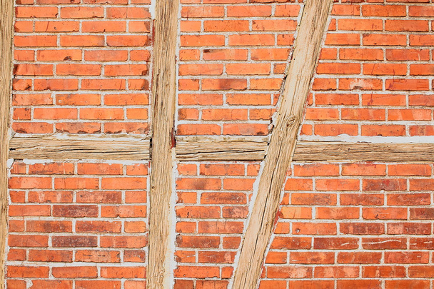 Stare ściany z czerwonej cegły z drewnianych belek jako tło - Zdjęcie, obraz