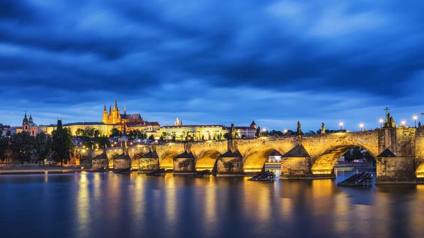 プラハ城やカレル橋、プラハの有名な象徴的なイメージ, - 写真・画像