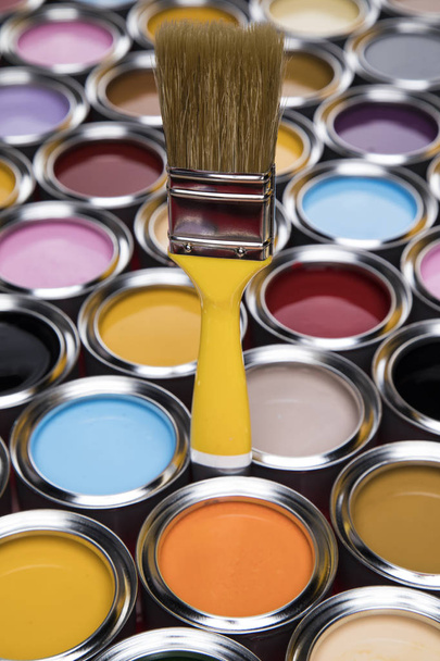 Latta di metallo con vernice a colori e pennello
 - Foto, immagini