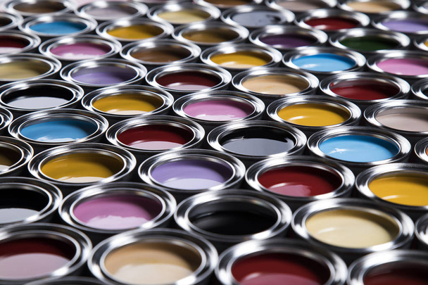 Baldes cheios de tinta a óleo colorida do arco-íris
 - Foto, Imagem