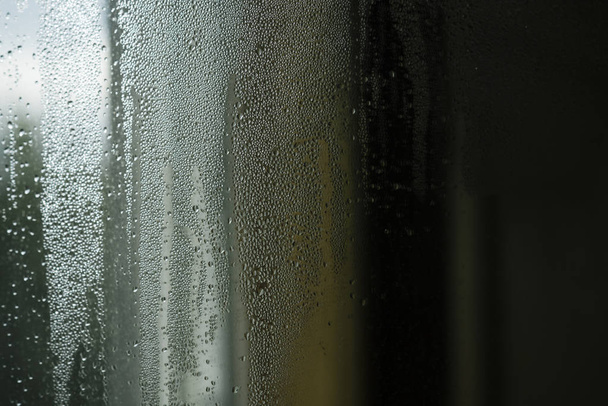 Gotas o gotas de agua sobre vidrio nebulizado
. - Foto, Imagen