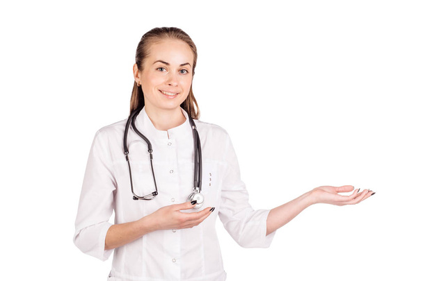 Medico femminile con stetoscopio mostrare qualcosa e sorridere a voi i
 - Foto, immagini