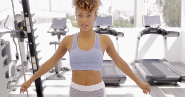 Sportliches Modelltraining im Fitnessstudio - Filmmaterial, Video