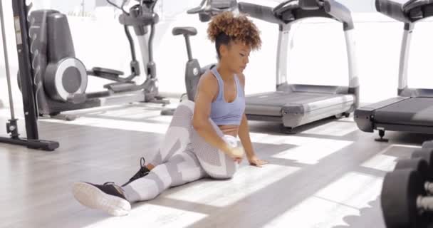 Meisje praktizerende yoga in sportschool - Video