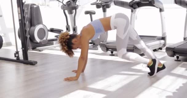 Mujer haciendo ejercicio solo en el gimnasio
 - Imágenes, Vídeo
