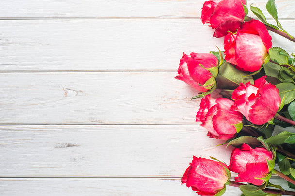 Rote Rose Blume auf Holztisch.  - Foto, Bild