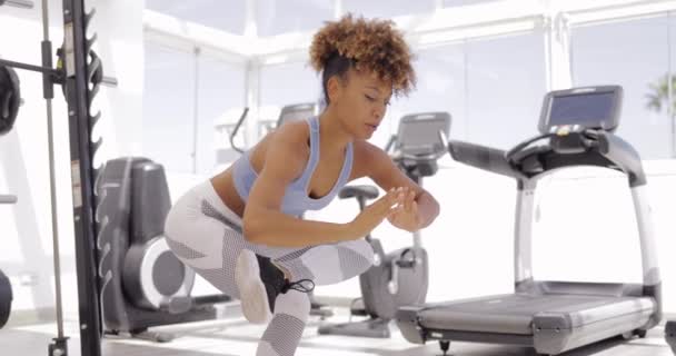 Sportliches Mädchen in Yoga-Stellung - Filmmaterial, Video
