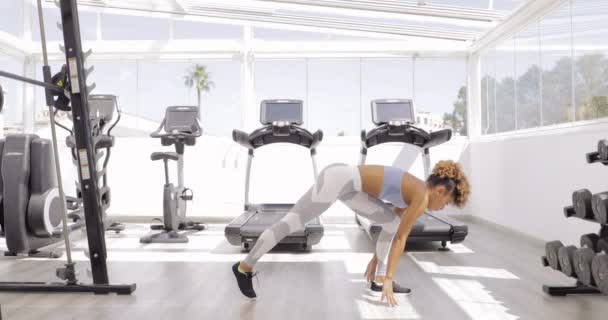 Женщина растягивает ноги в спортзале
 - Кадры, видео