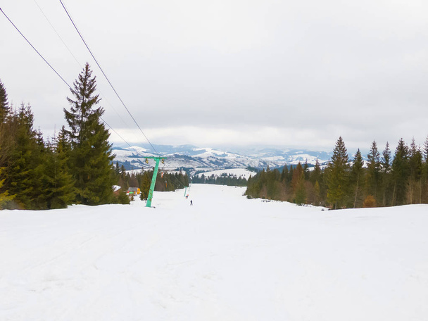 Berglandschaft. Blick vom Berg: Schnee, Wald, Seil - Foto, Bild