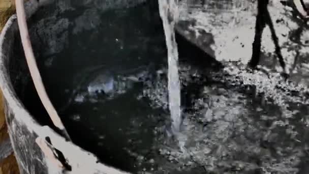 Kbelík je naplněn vodou z fontány - Záběry, video
