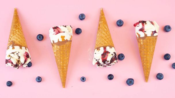 Bagas e chocolate Cones de sorvete em cima plana leigos com frutas frescas
. - Foto, Imagem
