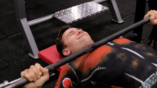 El atleta levanta la barra acostado en el gimnasio
 - Metraje, vídeo