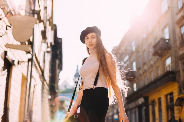 Крупним планом дівчина, одягнена у французький стиль на вулиці
  - Фото, зображення