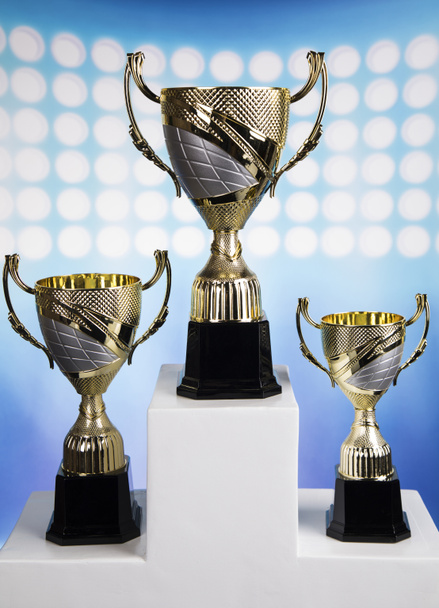 Cups of nyertesek díjat fehér pódiumon, sport háttér - Fotó, kép