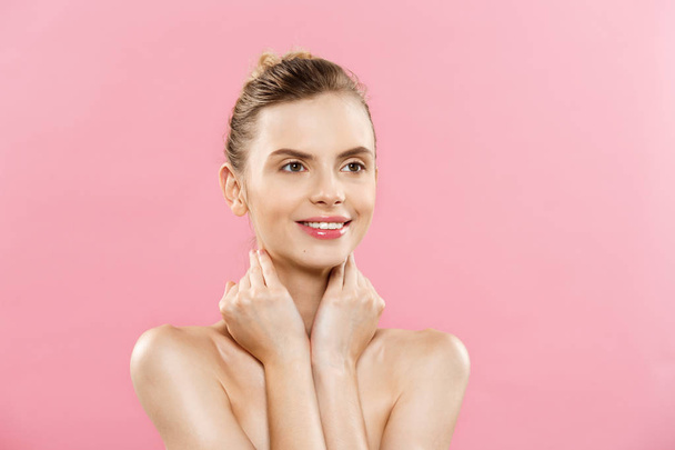 Schönheitskonzept - schöne kaukasische Frau mit sauberer Haut, natürliches Make-up isoliert auf hellem rosa Hintergrund mit Kopierraum. - Foto, Bild