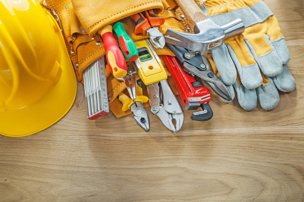 Construction tooling tool belt protective gloves hard hat - Foto, Bild