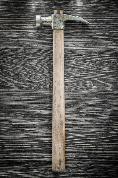 Claw hammer on wooden board - Фото, изображение
