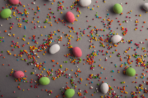 Çeşitli tatlılar ve gri masada renkli çikolata - Fotoğraf, Görsel