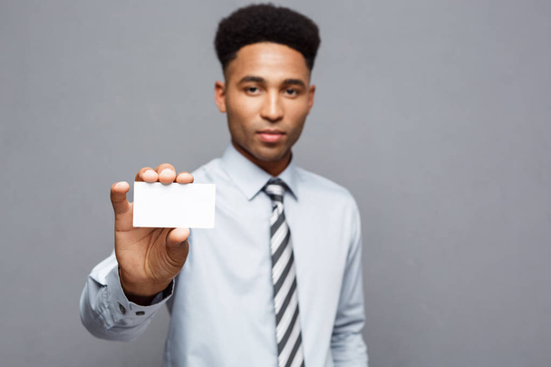 Business Concept - Щасливий красивий професійний афроамериканський бізнесмен, що показує іменну картку клієнту
. - Фото, зображення