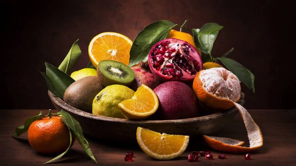Csendélet gyümölcskosár. ízek és színek - Fotó, kép