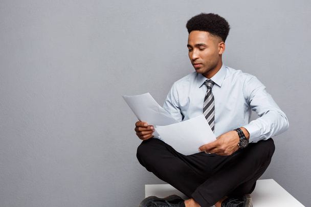 Business Concept - красива молода професійна афроамериканський бізнесмен серйозно читає документи
. - Фото, зображення