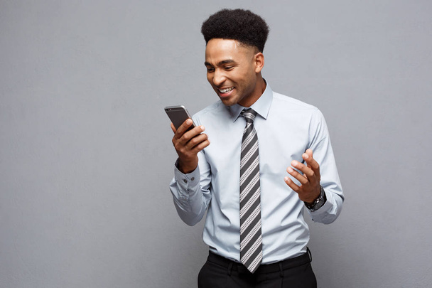 Business Concept - Stressoso uomo d'affari afroamericano che grida e urla sul cellulare
. - Foto, immagini