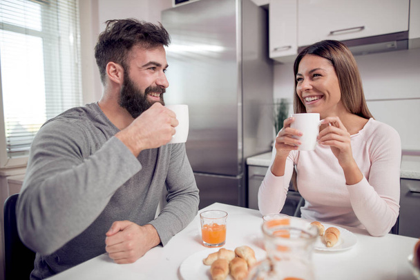 Счастливая влюбленная пара завтракает
  - Фото, изображение