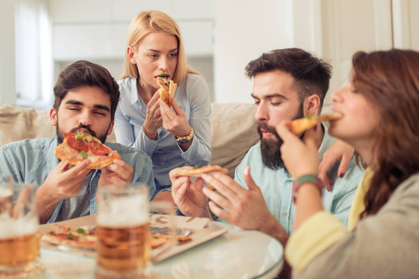 Néz Tv otthon, miközben pizzát eszik meg  - Fotó, kép