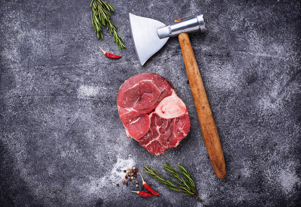 Carne crua osso buco e açougueiros machado
 - Foto, Imagem