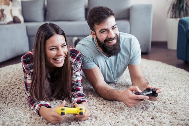 Preciosa pareja jugando videojuegos
  - Foto, imagen