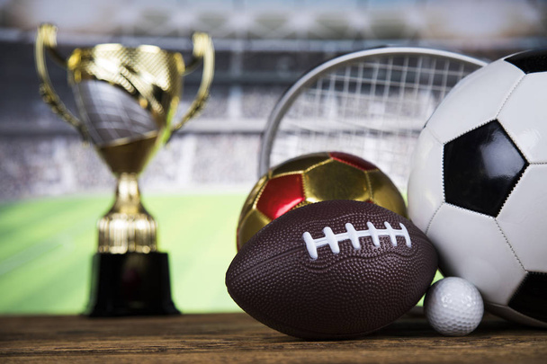 Taças de premiados, Equipamento desportivo e bolas
 - Foto, Imagem