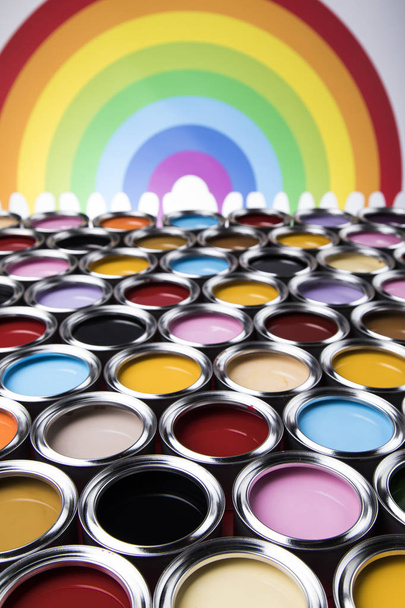 Colores del arco iris, latas abiertas de pintura - Foto, imagen