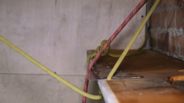 Escalar la cuerda frota contra el borde afilado y se rompe
 - Metraje, vídeo