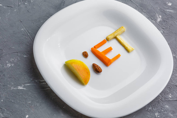 фрукти на тарілці слова дієта з яблука, ківі, моркви, горіхів
 - Фото, зображення