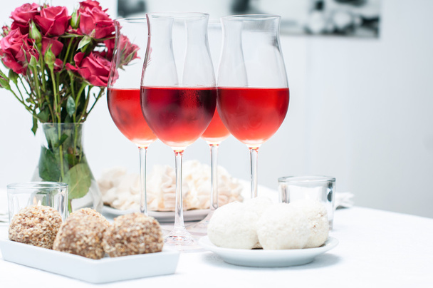 Rose wine in glasses, home party - Фото, зображення