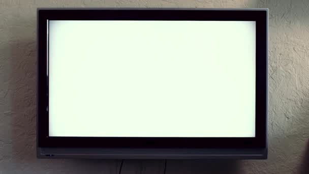 Pantalla de TV en la pared. Televisión led en el fondo de la pared con pantalla de televisión en blanco. Pantalla LCD o led TV colgando en la pared con camino de recorte
 - Imágenes, Vídeo