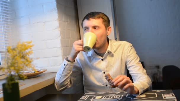 男が台所でコーヒーを飲む - 映像、動画