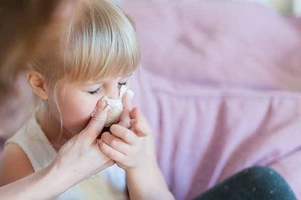 Dítě s rýma. Máma pomáhá ránu děti nos s ubrousek. Sezónní nemoci - Fotografie, Obrázek