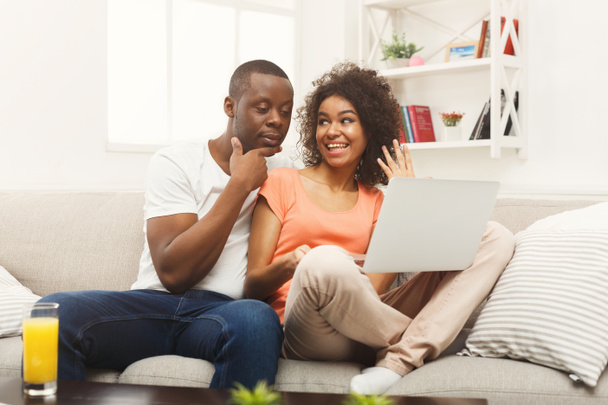 Молода афро-американська пара працює на ноутбуці
 - Фото, зображення