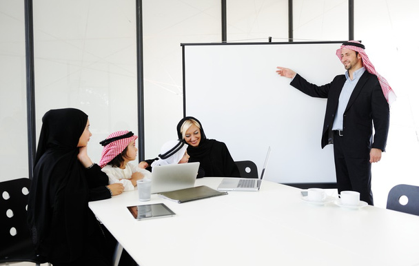 Arabia Muslimien liiketoimintaa lasten kanssa toimistossa
 - Valokuva, kuva
