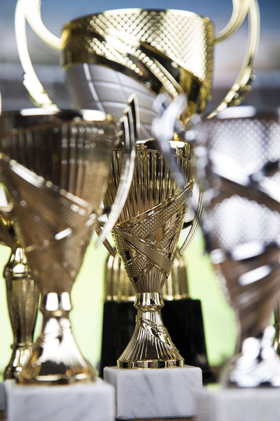 Ganador de premios y concepto de campeonato, copa de trofeo sobre fondo deportivo
 - Foto, imagen